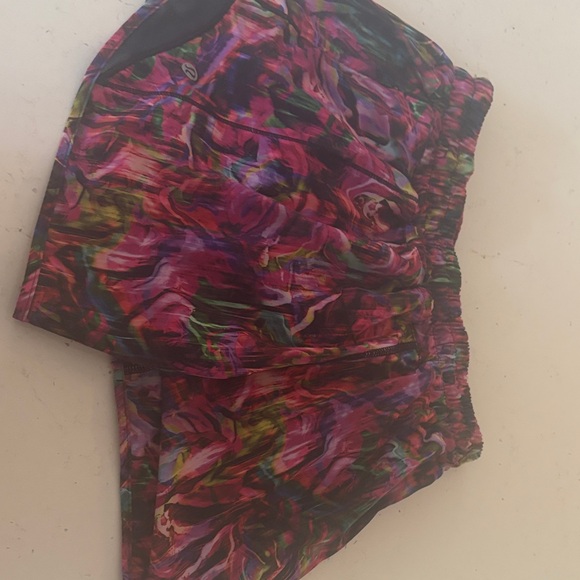 lululemon athletica Multi color hotty hot shorts size 6) excellent condition - Picture 3 of 3